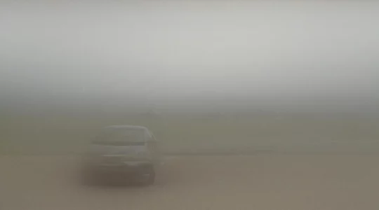 Véhicule mature garé dans un environnement alpin suisse authentique symbolisant la réflexion sur l'assurance automobile