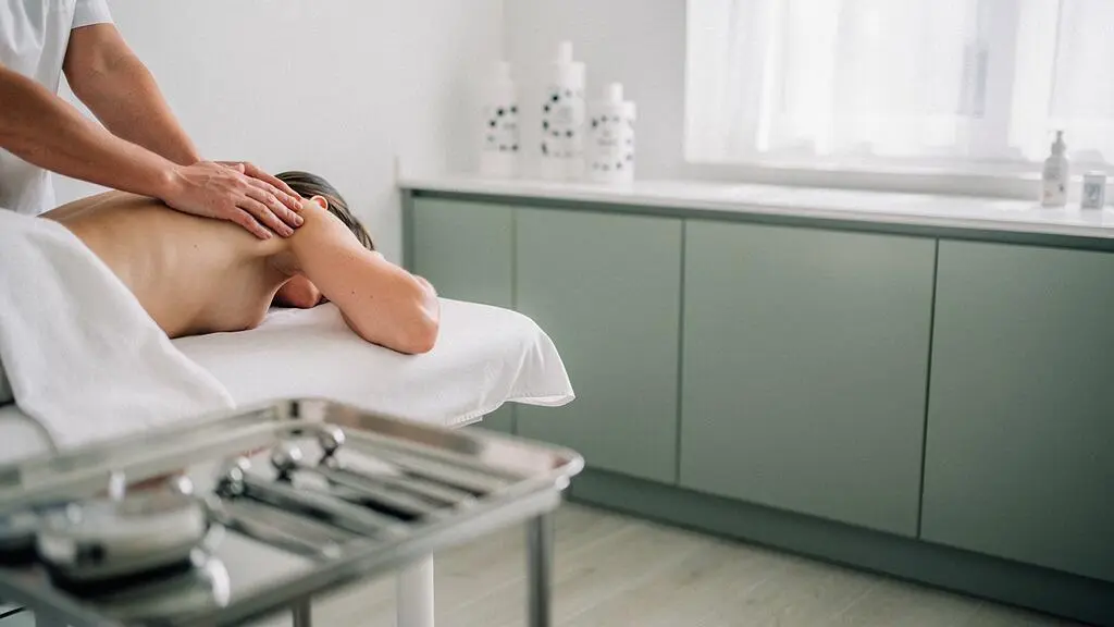 Cabinet de soins suisse lumineux illustrant le lien entre thérapies de médecine douce et soins dentaires pris en charge par une assurance complémentaire